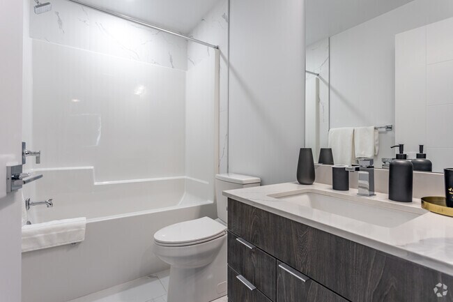 2 chambres, 2 salles de bain - 860 pi2 - Première salle de bain - Edgemont Flats