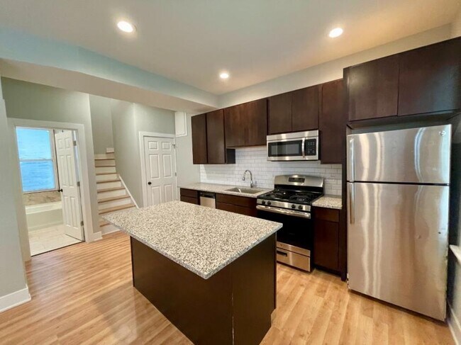 Building Photo - 3 bedroom in Chicago IL 60657