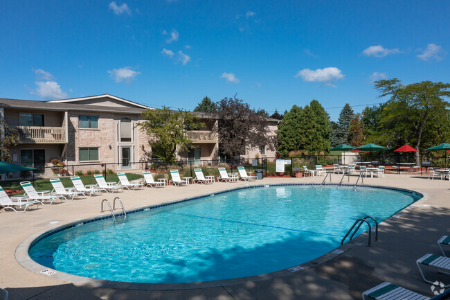 Heated Swimming Pool and Deck - Parkland Green