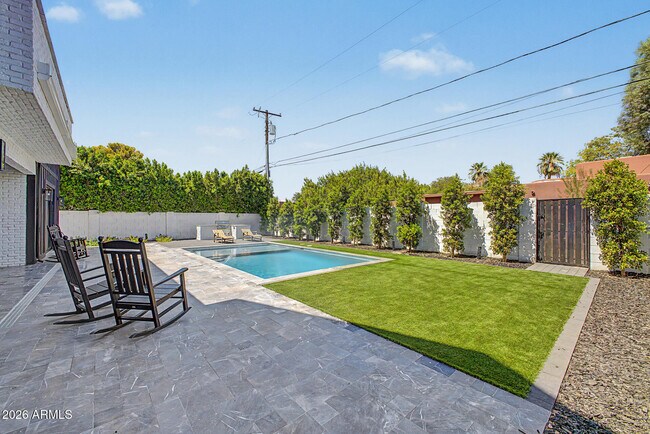 Foto del edificio - 3526 E Hazelwood St