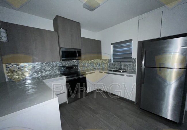 Building Photo - 805 W Garrison Dr