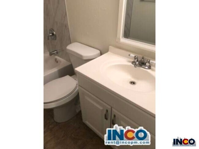 Foto del edificio - Charming 2 bedroom 1 bath apartment! On th...