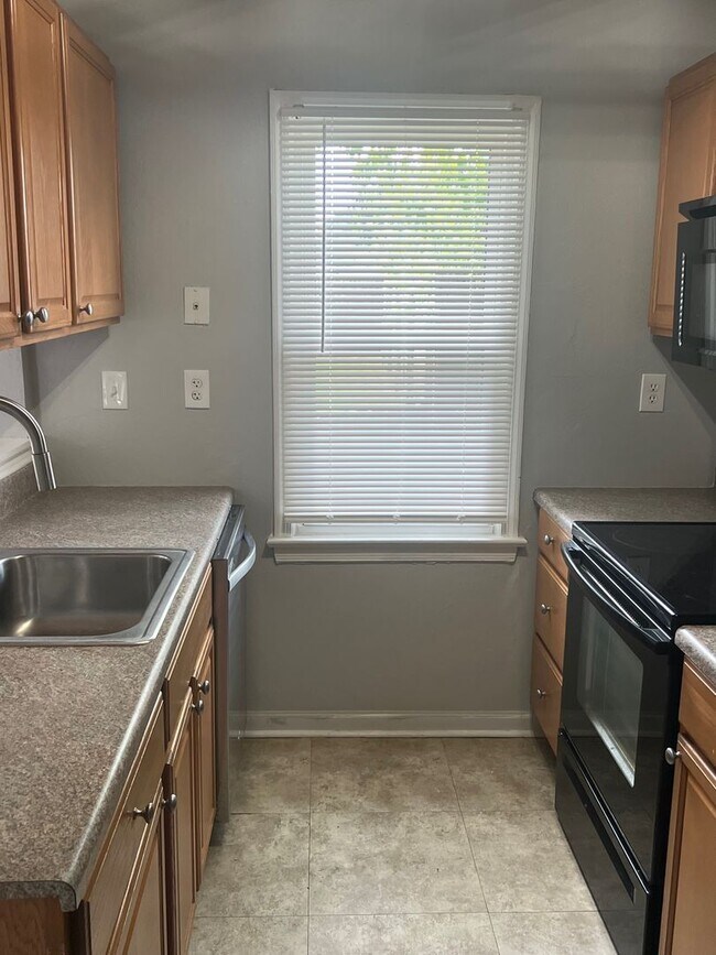 Building Photo - UPDATED 3 BEDROOM 1.5 BATH TOWNHOME . FRES...
