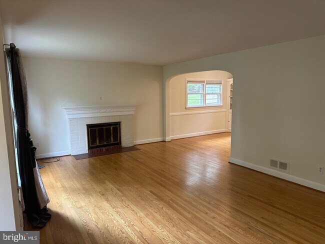 Building Photo - 9703 Woodland Dr
