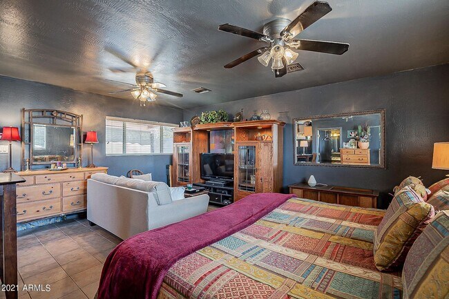 Foto del edificio - CUTE 2 Bedroom 1 Bath bungalow in Sunnyslope with full casita