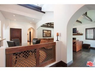 Foto del edificio - 9031 Rosewood Ave