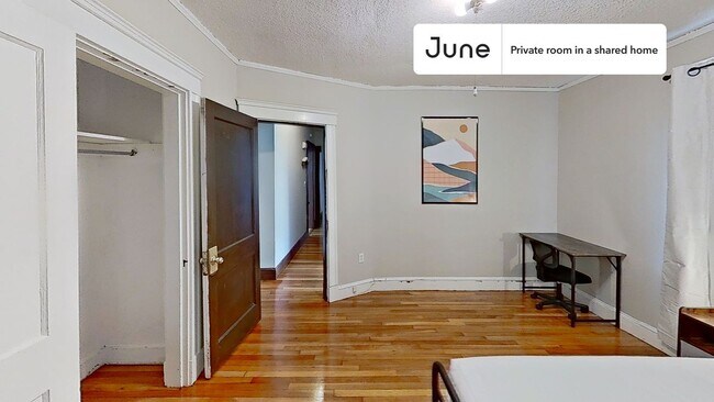 Foto del edificio - Private bedroom in 4 bed/1 bath Home