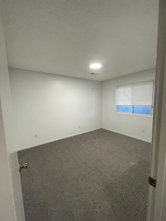 Foto del edificio - 1 bedroom, 1 bathroom lower level unit with River views.