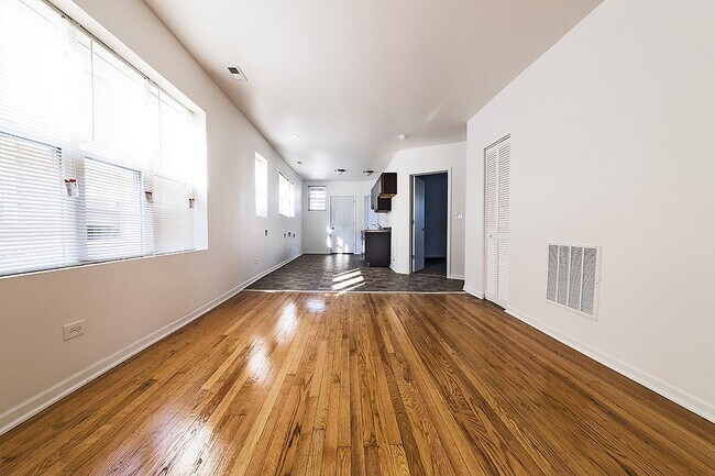 Building Photo - 7938 S Hermitage