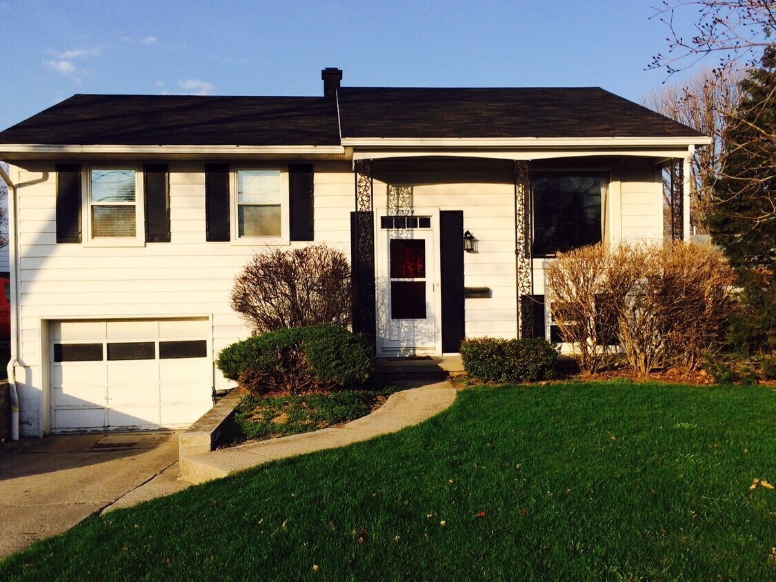 Foto principal - Large 3 Bed 1.5 Bath Maumee Home!