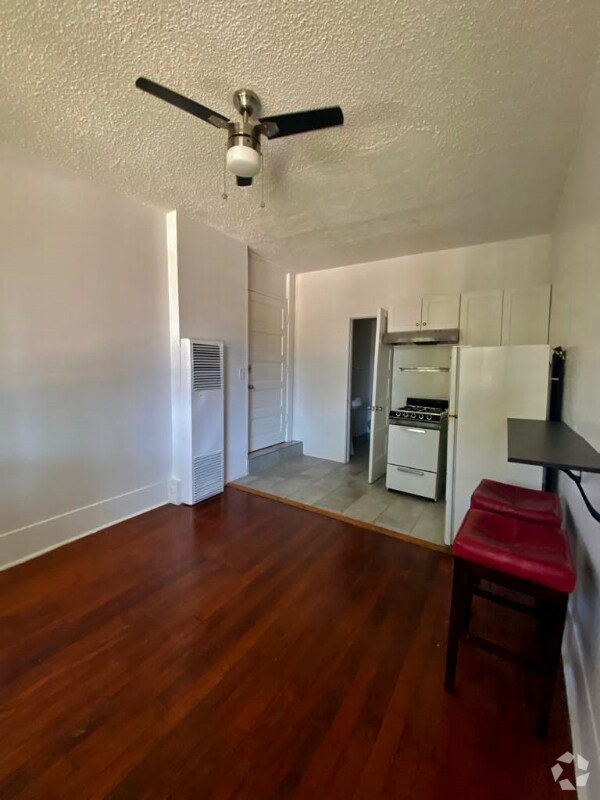 Building Photo - 1114 Poinsettia Dr