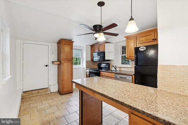 Foto del edificio - 135 E Miner St