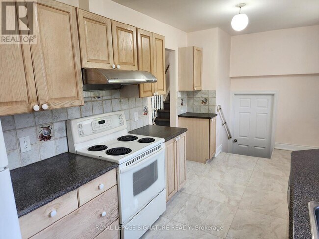 Building Photo - 3334 Tallmast Cres