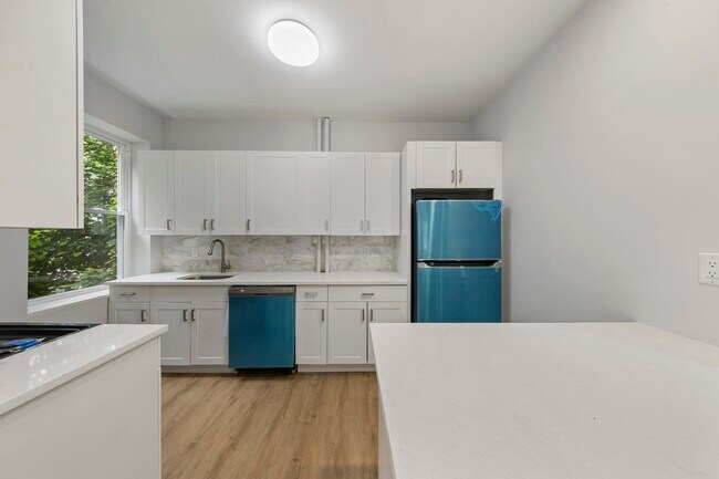 Building Photo - 851 Boulevard E