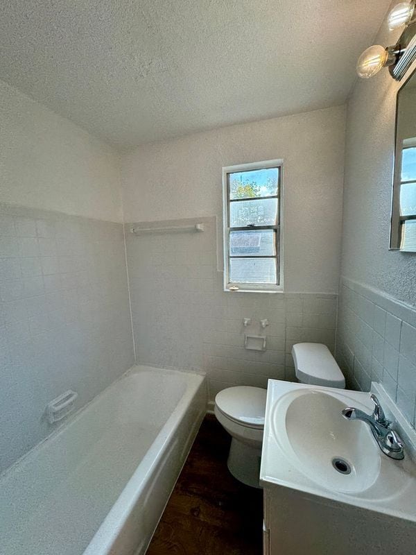 Foto del edificio - 929 W 27th St