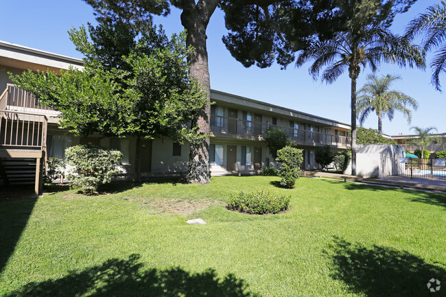 Foto del edificio - Courtyard Apartments