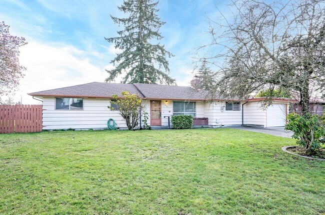 Foto del edificio - Spacious 4-Bedroom Home with Large Yard, Covered Patio & Garage in Lakewood