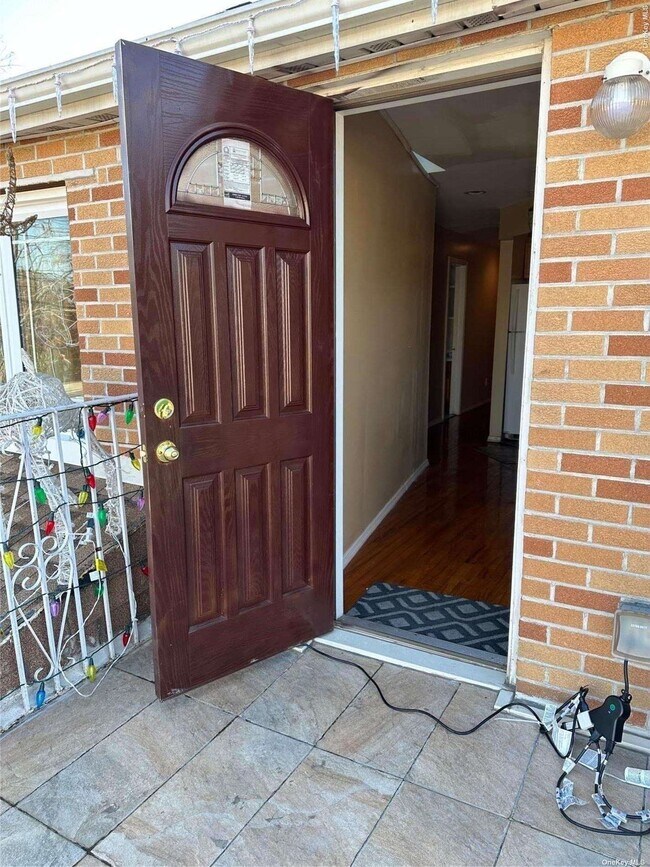 Foto del edificio - 176-18-176110 Brinkerhoff Ave