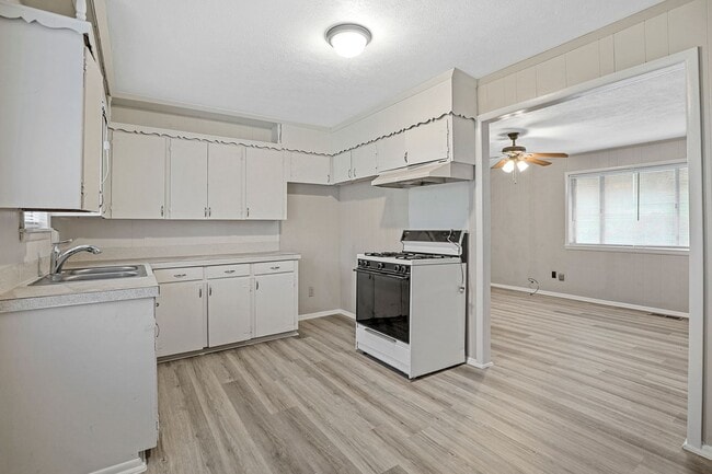 Building Photo - QUAINT 2 Bed, 1 Bath Home in Blue Ridge!!