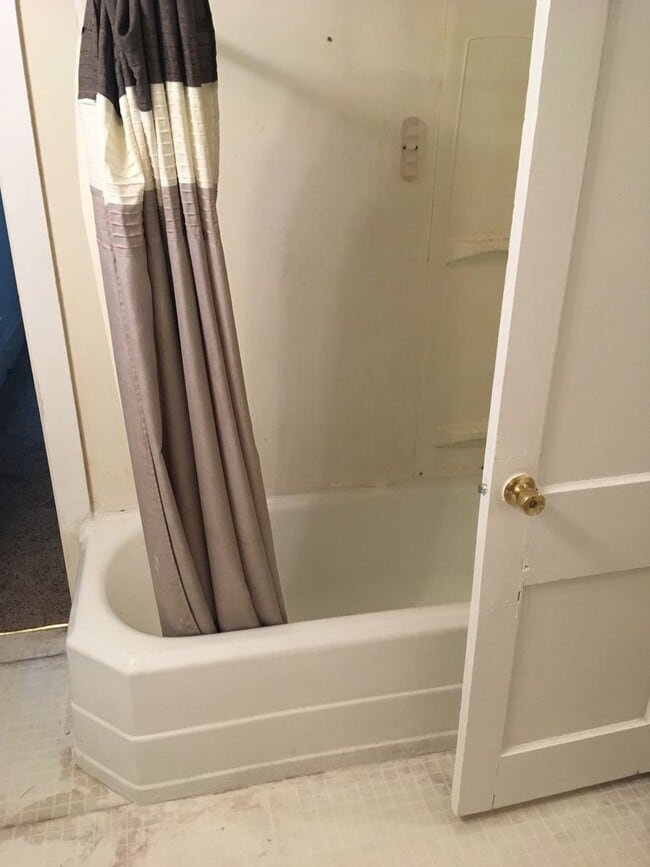 Building Photo - $950 - 3 bed 1 bath - Single Family Home