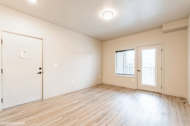 Building Photo - 2 Bedroom / 1 Bathroom Apartment!