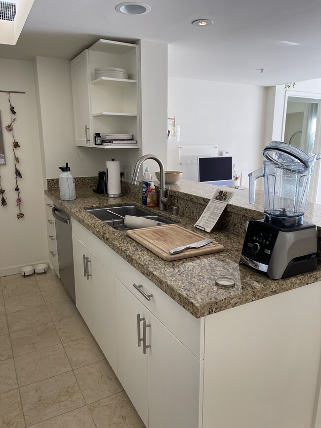 Building Photo - 13700 Marina Pointe Dr