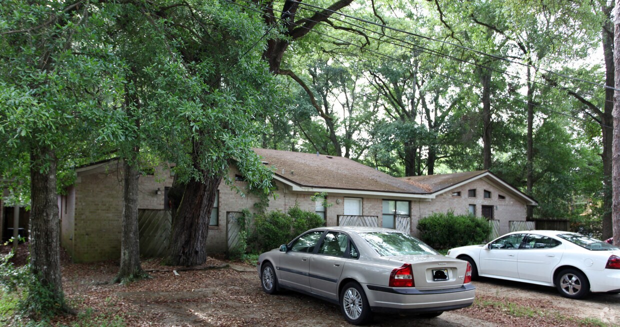 Foto del edificio - 8380-8384 Carl Dean St