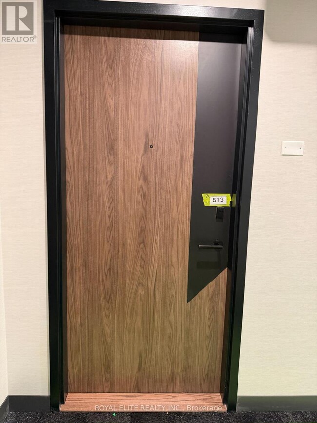 Photo du bâtiment - 1037 The Queensway