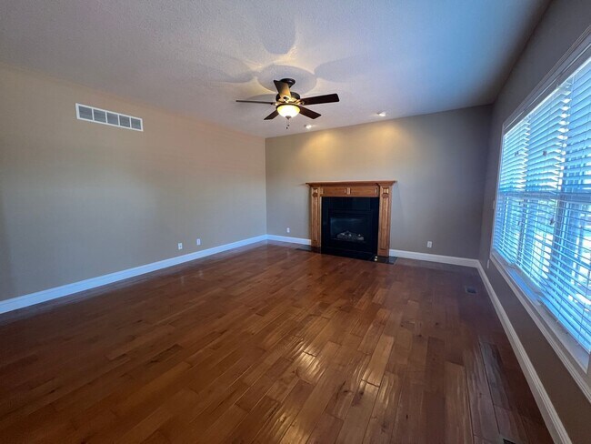 Foto del edificio - Luxurious 4-Bedroom Home in Fox Creek Subd...