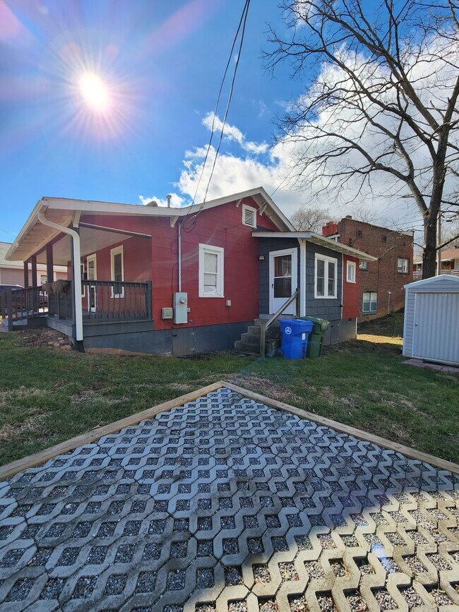 Building Photo - West Asheville Bungalow