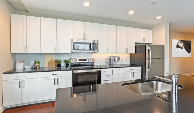 Building Photo - Luxurious 2 Bed on the MainLine