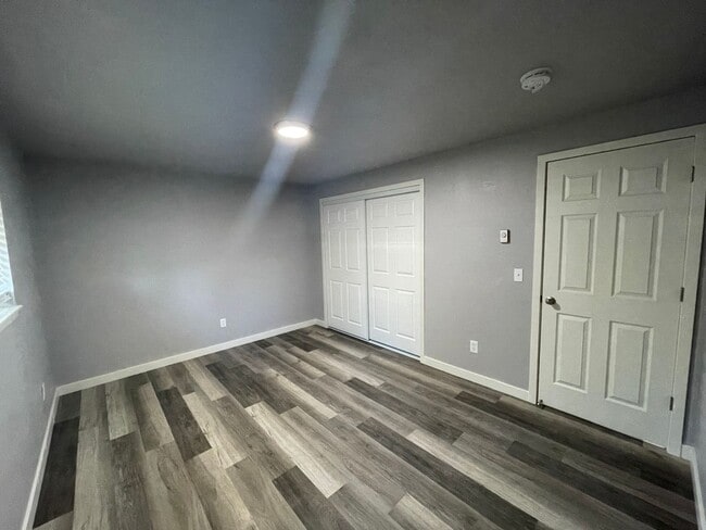 Foto del edificio - 5223-5225 N Pinegrove Ct
