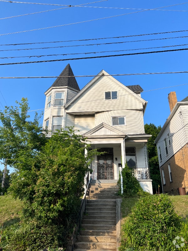 Building Photo - 627 College St