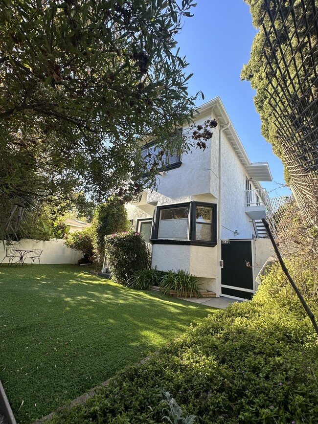 Building Photo - 819 Angelus Pl