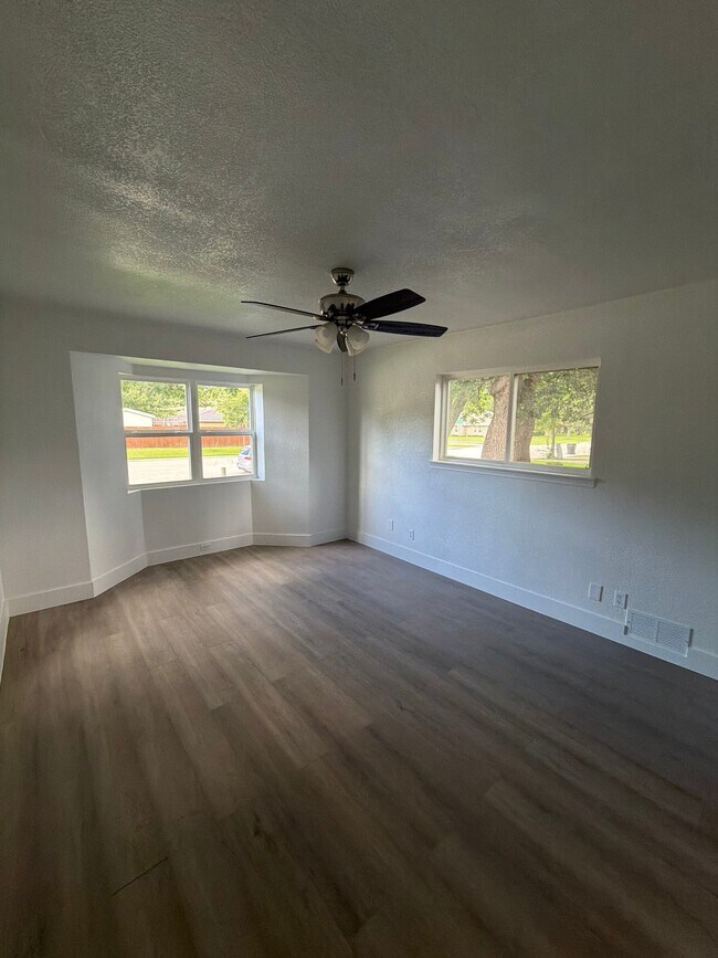 Foto del edificio - 550 Glen Oaks Blvd