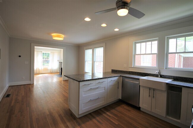 Building Photo - 220 Mountain View St