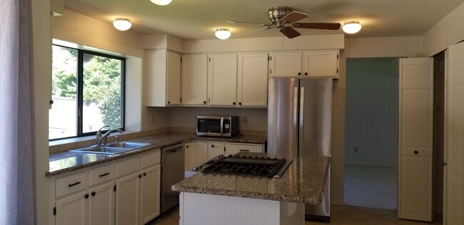 Open layout kitvhen overlooking backyard - 7622 NE 124th St