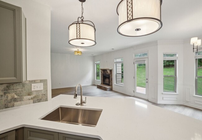 Building Photo - 5 Bed 3 Bath in Jonesboro!