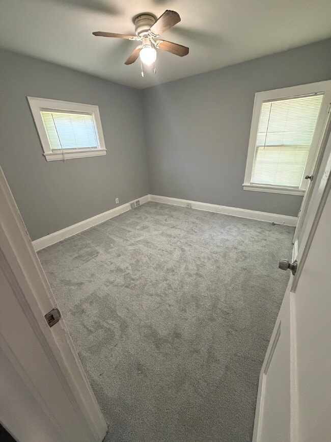 Building Photo - Must See Upper Unit