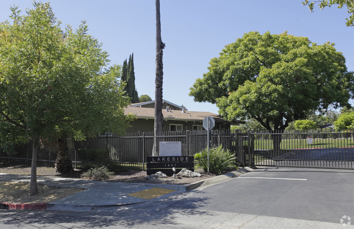 Primary Photo - Lakeside Apartments