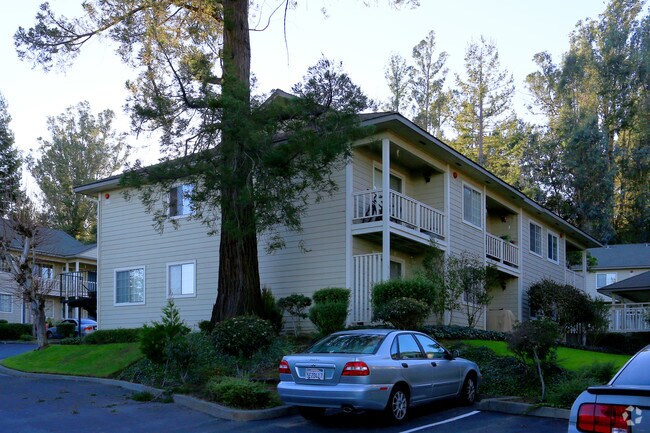 Foto del edificio - Redwood Grove Apartments