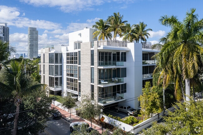Building Photo - Louver House