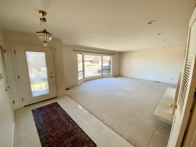 Front Entry/Front Room - 930 Hillcrest Dr