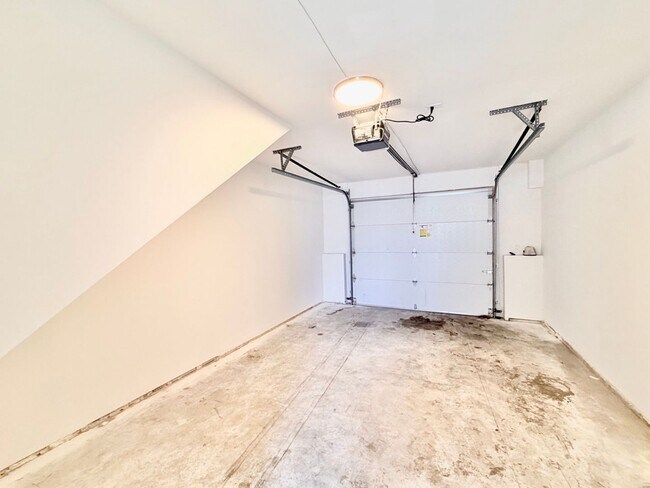 Foto del edificio - Modern 3-Level Townhome (2020) with Private Garage, Roof Deck & A/C