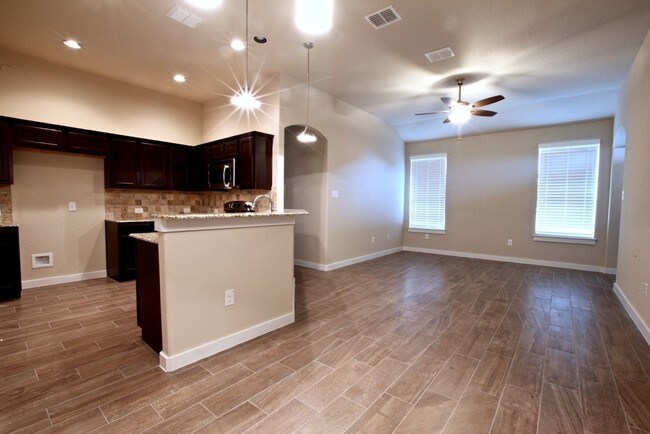 Foto del edificio - 374-378 Creekside Xing
