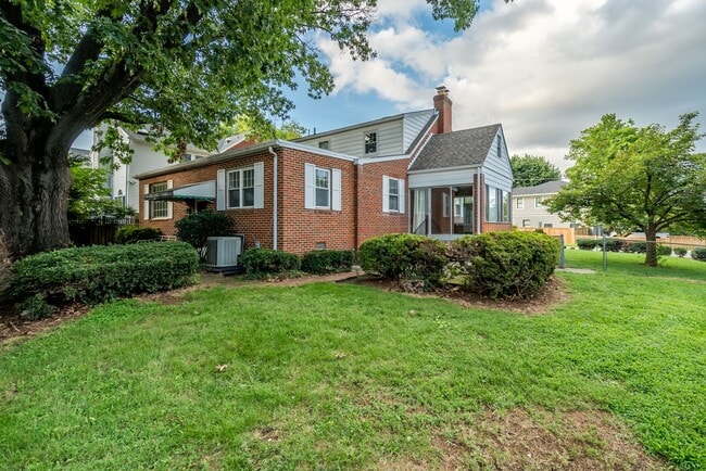 Building Photo - Beautiful And Classic 3 Bedroom 2.5 Bathroom Cape Cod In Much Sought After Country Club Community