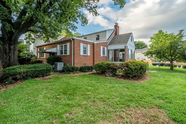 Foto del edificio - Beautiful And Classic 3 Bedroom 2.5 Bathroom Cape Cod In Much Sought After Country Club Community