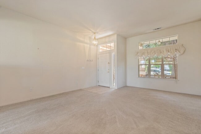Building Photo - 3 Bedroom, 2 Bath home in Double Diamond Neighborhood