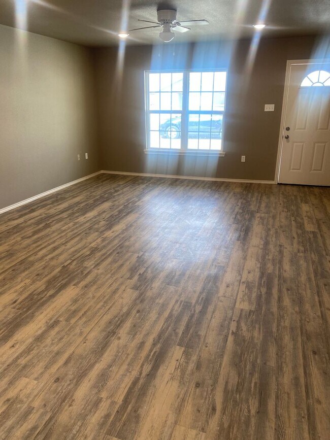 Foto del edificio - 3 bed 2 bath