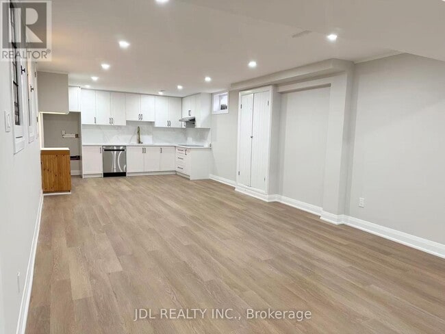 Photo du bâtiment - 17 Fairway Heights Crescent